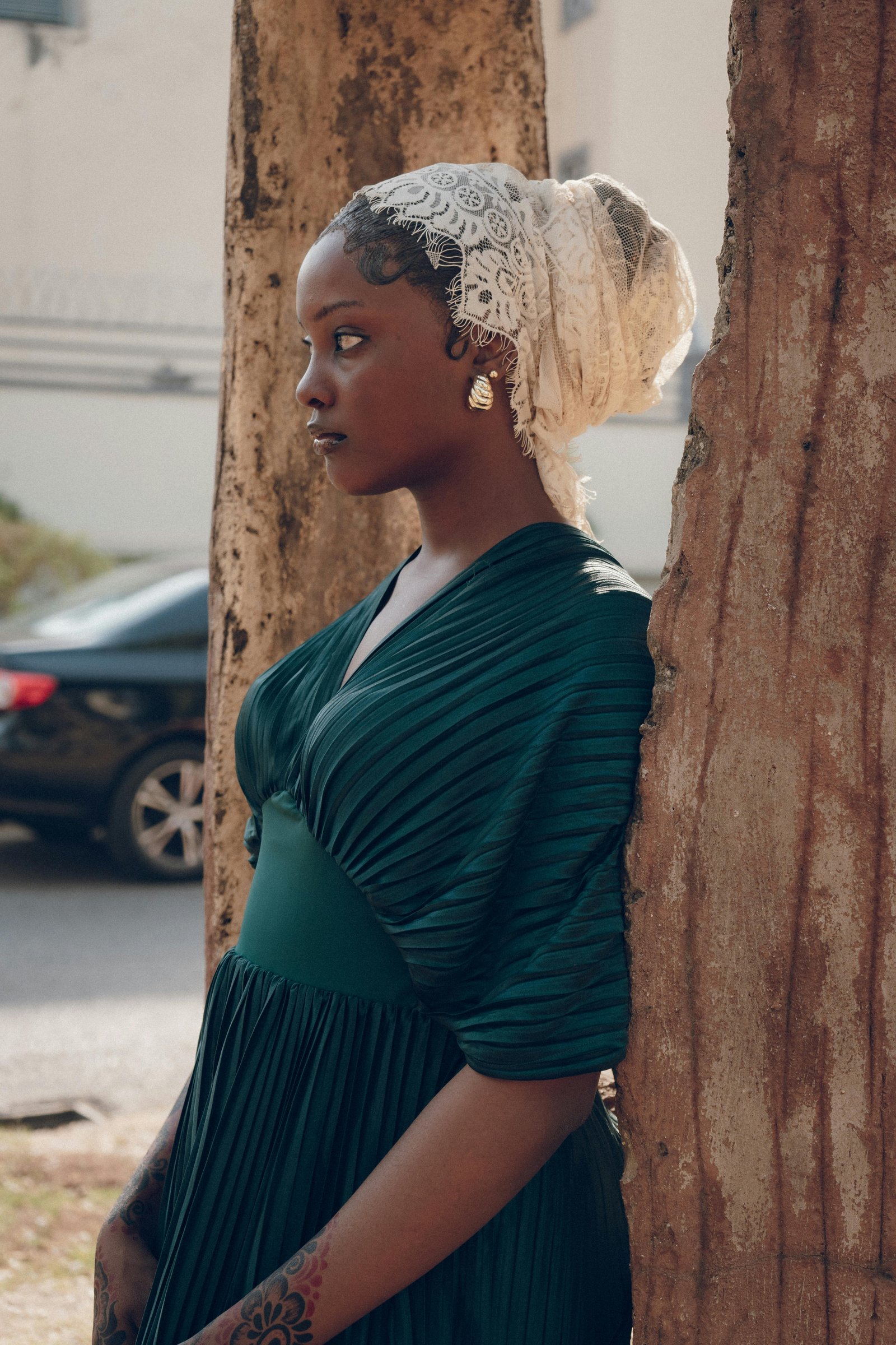 Personne optimisant son profil de rencontre sur un ordinateur portable